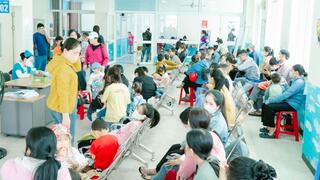 Thời tiết chuyển mùa, số lượng bệnh nhi khám bệnh tăng gấp 3 lần ngày thường