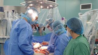 Hai anh em ruột được Bệnh viện cứu sống nhờ hai ca phẫu thuật mạch máu cấp cứu trong vòng 48 giờ