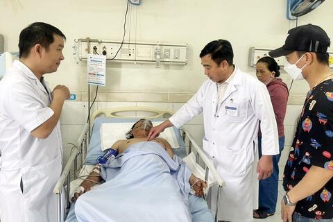 Bệnh viện Đa khoa Trung ương Quảng Nam khởi động quy trình báo động đỏ cứu nạn bệnh nhân tại nạn giao thông