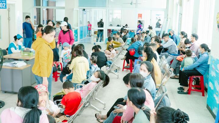 Thời tiết chuyển mùa, số lượng bệnh nhi khám bệnh tăng gấp 3 lần ngày thường