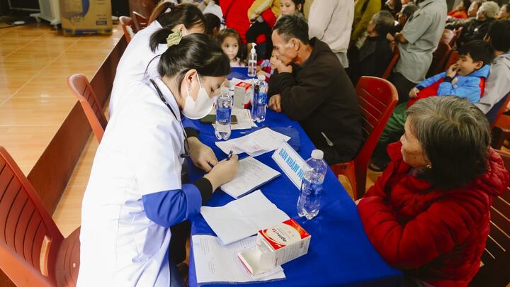 Ấm áp chương trình quân – dân y hỗ trợ người dân vùng sạt lở Trà My, Trà Đốc, Trà Giáp