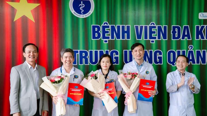 Trao quyết định nâng hạng viên chức tại Bệnh viện Đa khoa Trung ương Quảng Nam