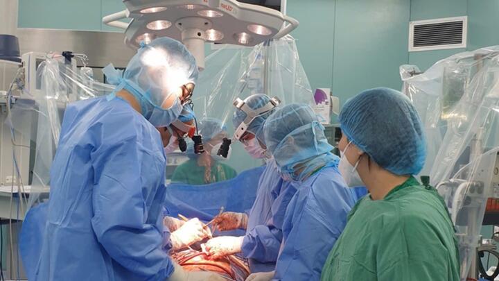 Hai anh em ruột được Bệnh viện cứu sống nhờ hai ca phẫu thuật mạch máu cấp cứu trong vòng 48 giờ