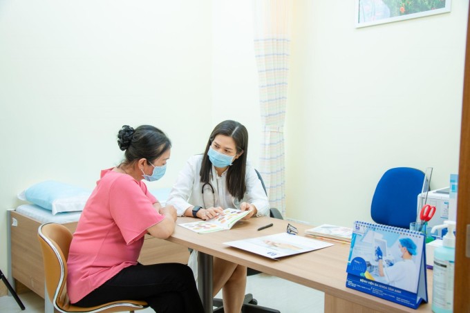 ThS.BS Trần Nguyễn Quỳnh Trâm đang hướng dẫn chế độ dinh dưỡng cho người bệnh đái tháo đường. Ảnh Bệnh viện Đa khoa Tâm Anh