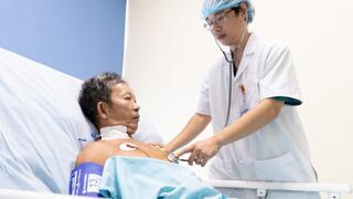 Nguy kịch tính mạng sau khi bị ong vò vẽ đốt hơn 30 vết ở đầu, mặt, tay