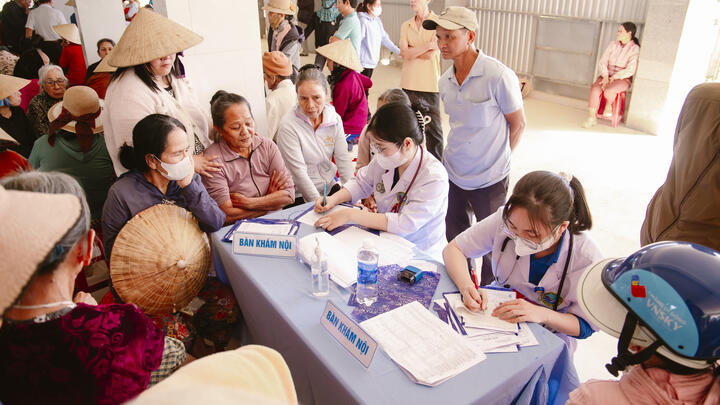 Quân – dân y chung tay chăm lo sức khỏe, trao quà cho người dân vùng rốn lũ xã Thượng Đức