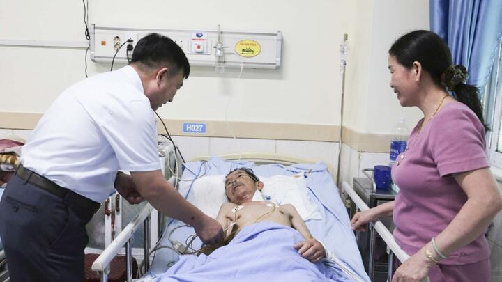 Trao 150 suất quà đêm Giao thừa gửi đến người bệnh đang điều trị tại Bệnh viện