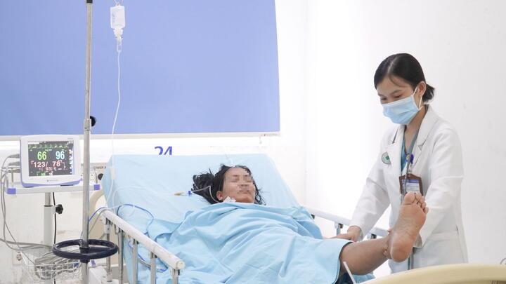 Cấp cứu kịp thời bệnh nhân ăn cá nóc bị ngộ độc nguy kịch