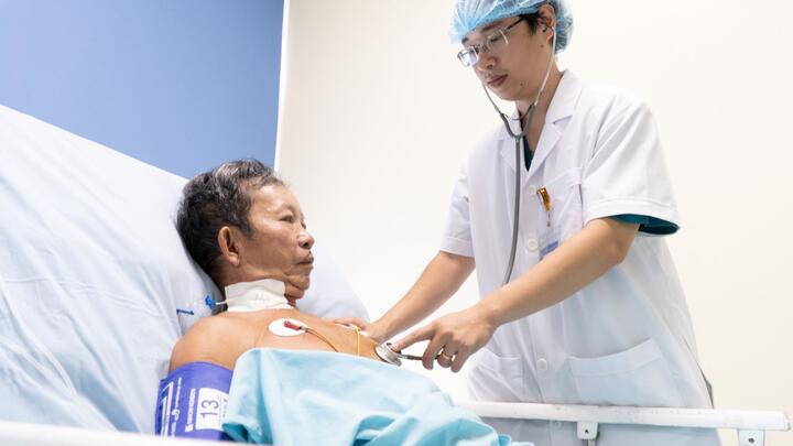 Nguy kịch tính mạng sau khi bị ong vò vẽ đốt hơn 30 vết ở đầu, mặt, tay