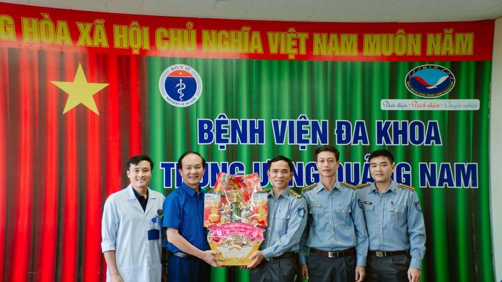 Chi đội Kiểm ngư số 3 thăm, chúc Tết Bệnh viện Đa khoa Trung ương Quảng Nam