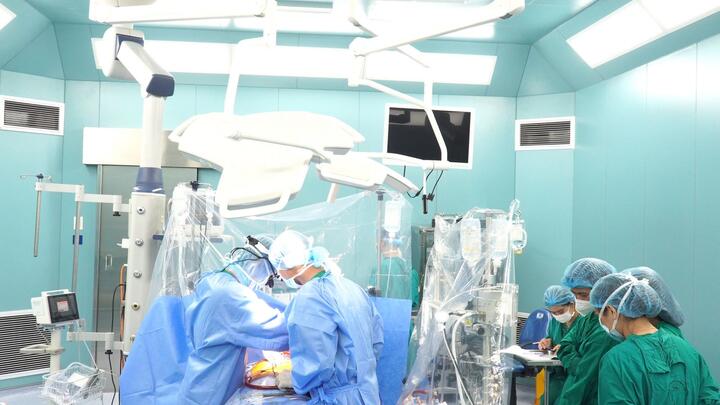 Bệnh viện Đa khoa Trung ương Quảng Nam phẫu thuật tim hở phức tạp cho 2 nữ bệnh nhân lớn tuổi